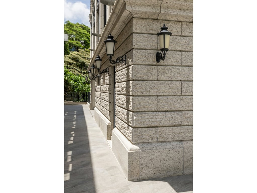https://img.propertyraptor.com/cdn-cgi/imagedelivery/KD5bF_AFL0JDTbKLWF7z9g/ap8/ap8_001/hornet/prp/img/20e500e89062b9c96ae9823171a497be.jpg/public