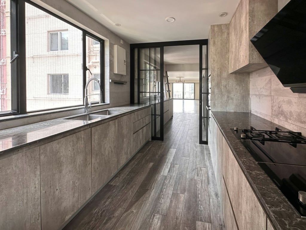 https://img.propertyraptor.com/cdn-cgi/imagedelivery/KD5bF_AFL0JDTbKLWF7z9g/ap8/ap8_001/hornet/prp/img/20f3402857f917c96ab3fb1da1b1eda3.jpg/public
