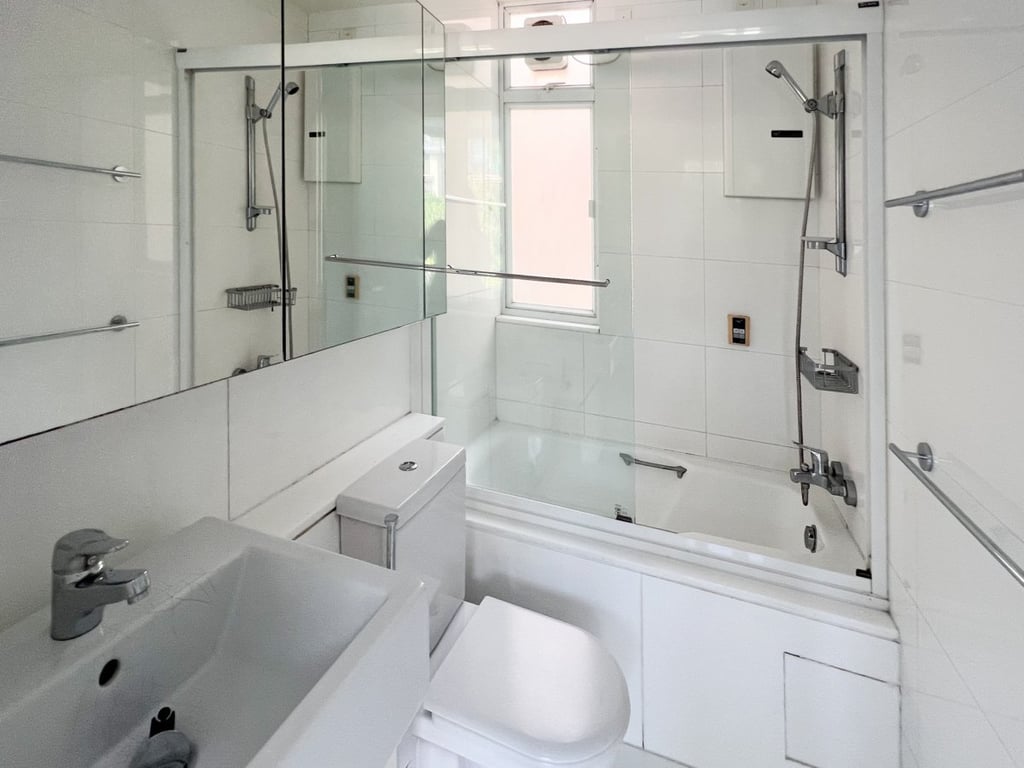 https://img.propertyraptor.com/cdn-cgi/imagedelivery/KD5bF_AFL0JDTbKLWF7z9g/ap8/ap8_001/hornet/prp/img/214fca56f88bcd68a1cd6f537a53338a.jpg/public