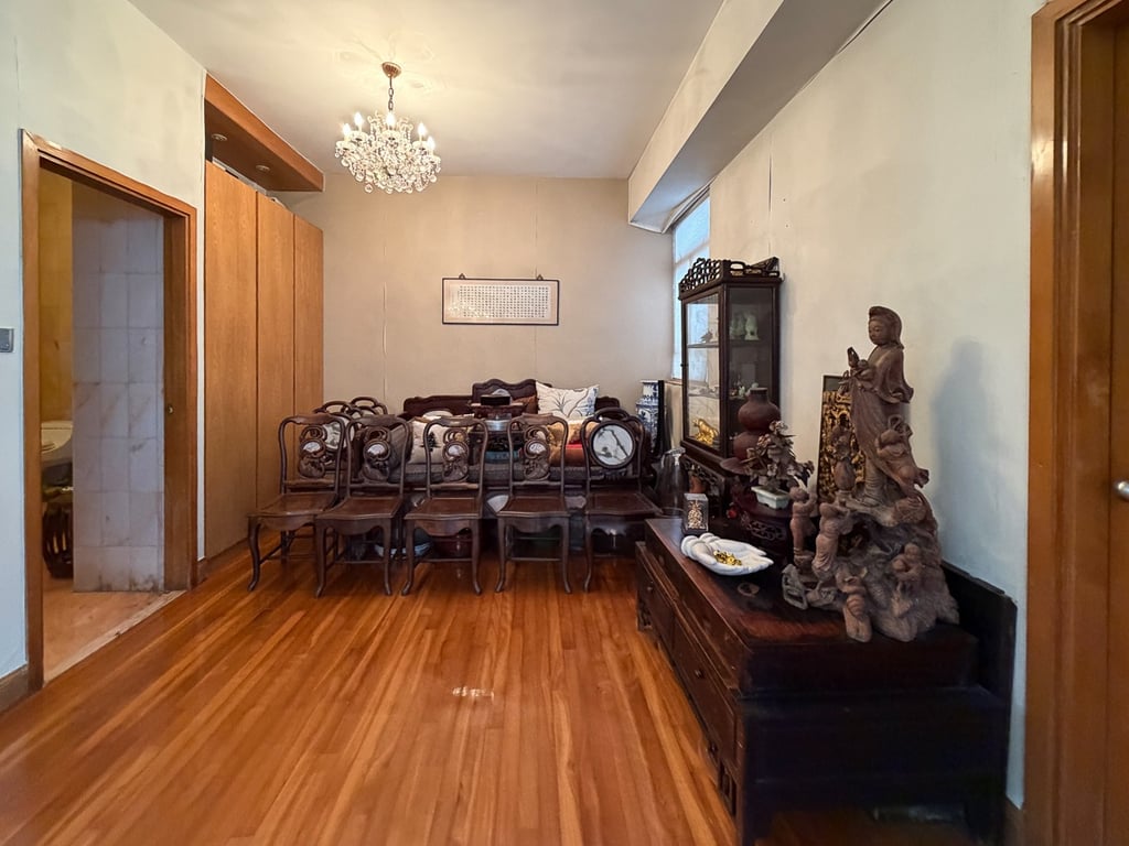 https://img.propertyraptor.com/cdn-cgi/imagedelivery/KD5bF_AFL0JDTbKLWF7z9g/ap8/ap8_001/hornet/prp/img/2172c8c7f62a3617dc78e0d29ff48b9c-wtm.jpg/public