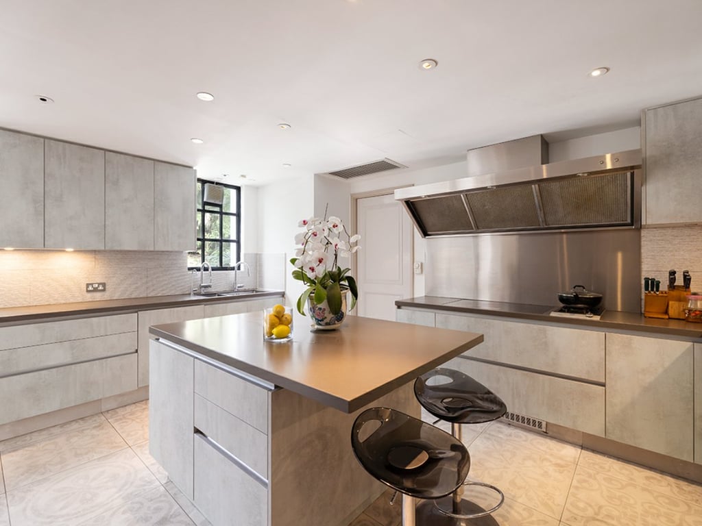 https://img.propertyraptor.com/cdn-cgi/imagedelivery/KD5bF_AFL0JDTbKLWF7z9g/ap8/ap8_001/hornet/prp/img/21a5764e401d02701b16b31e3b467f2c.jpg/public
