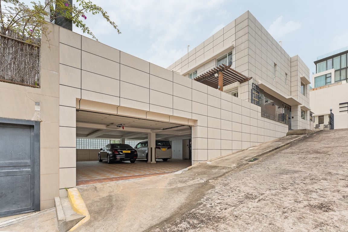 https://img.propertyraptor.com/cdn-cgi/imagedelivery/KD5bF_AFL0JDTbKLWF7z9g/ap8/ap8_001/hornet/prp/img/21f5b2419b8ab60917247e1908918915-wtm.jpg/public
