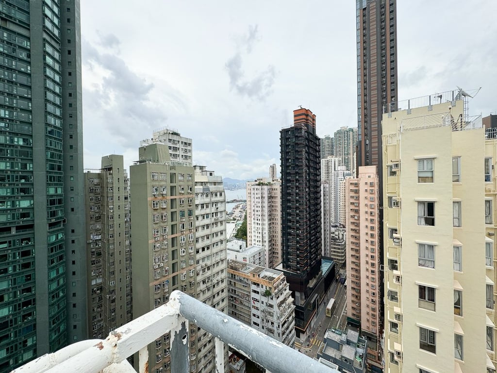 https://img.propertyraptor.com/cdn-cgi/imagedelivery/KD5bF_AFL0JDTbKLWF7z9g/ap8/ap8_001/hornet/prp/img/22ab97ebbc851daf4a60f9d51cb2c55d-wtm.jpg/public