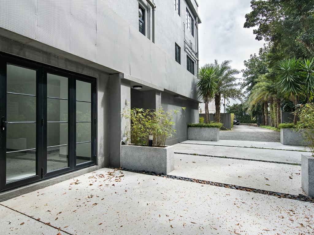 https://img.propertyraptor.com/cdn-cgi/imagedelivery/KD5bF_AFL0JDTbKLWF7z9g/ap8/ap8_001/hornet/prp/img/2360015e575a5e045583166457a76ca9.jpg/public