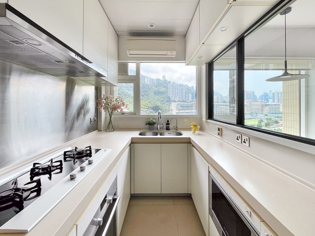 https://img.propertyraptor.com/cdn-cgi/imagedelivery/KD5bF_AFL0JDTbKLWF7z9g/ap8/ap8_001/hornet/prp/img/23bc0988871f161b68ea19220f115d6a-wtm.jpg/public
