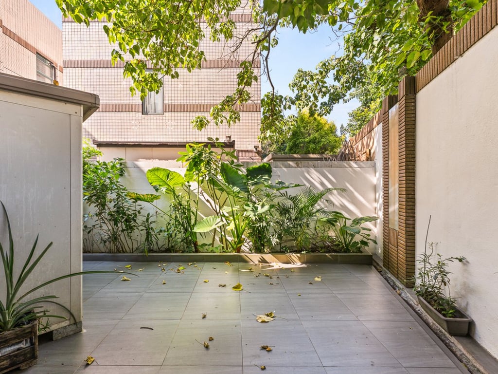 https://img.propertyraptor.com/cdn-cgi/imagedelivery/KD5bF_AFL0JDTbKLWF7z9g/ap8/ap8_001/hornet/prp/img/23cbf3d5d1b21c9b3f834706cb8594f4.jpg/public