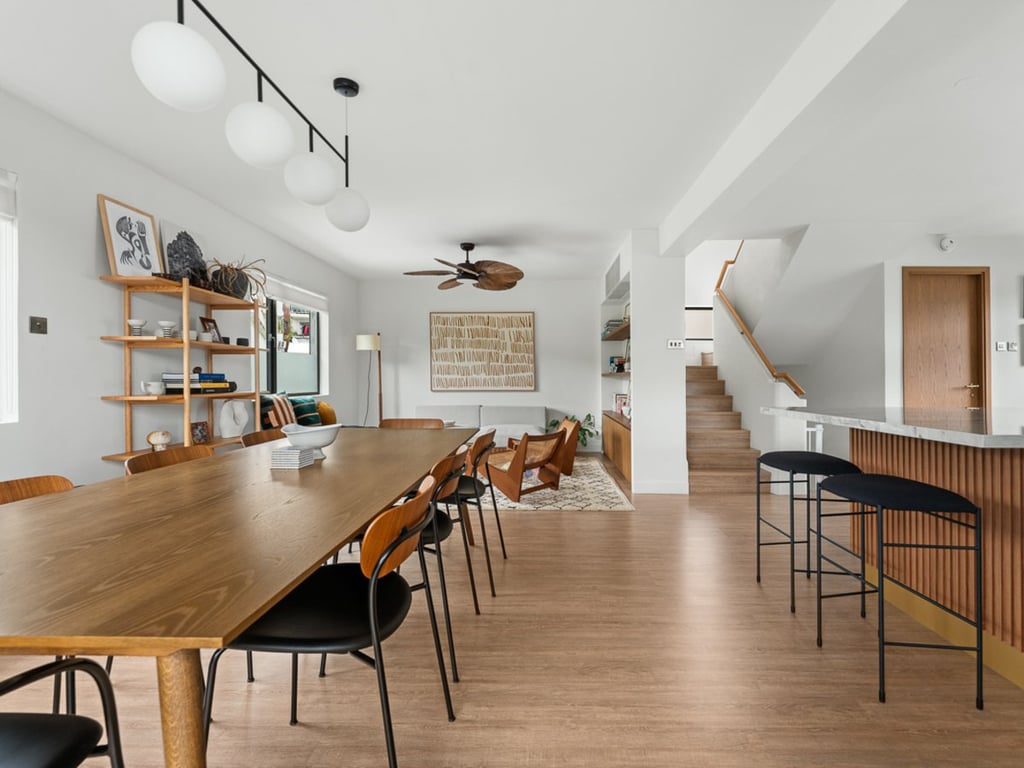 https://img.propertyraptor.com/cdn-cgi/imagedelivery/KD5bF_AFL0JDTbKLWF7z9g/ap8/ap8_001/hornet/prp/img/246aab5998e6f5f52196ba2921fddefd.jpg/public