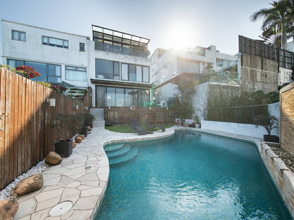 https://img.propertyraptor.com/cdn-cgi/imagedelivery/KD5bF_AFL0JDTbKLWF7z9g/ap8/ap8_001/hornet/prp/img/2517de86ccea950db92af940269ffad7.jpg/public