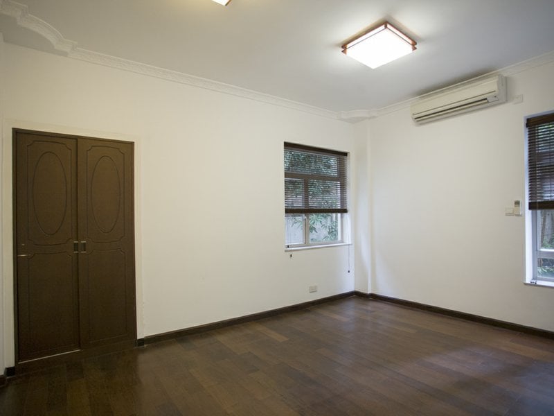https://img.propertyraptor.com/cdn-cgi/imagedelivery/KD5bF_AFL0JDTbKLWF7z9g/ap8/ap8_001/hornet/prp/img/251b87b98a0c70eca322a7f540414b52.jpg/public