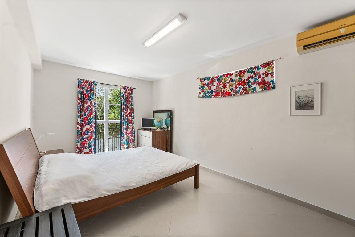 https://img.propertyraptor.com/cdn-cgi/imagedelivery/KD5bF_AFL0JDTbKLWF7z9g/ap8/ap8_001/hornet/prp/img/25394e449b4298aa02c07eb248c428a8-wtm.jpg/public