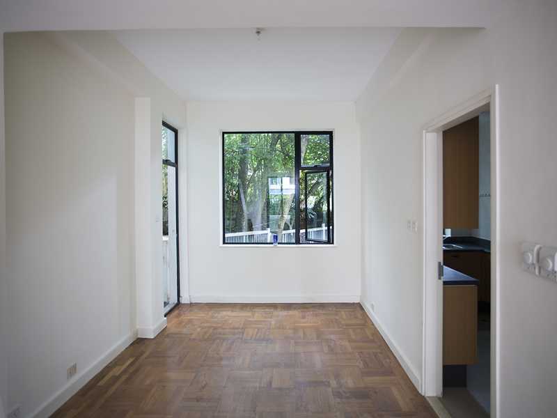 https://img.propertyraptor.com/cdn-cgi/imagedelivery/KD5bF_AFL0JDTbKLWF7z9g/ap8/ap8_001/hornet/prp/img/254a27e6828f4779c89db355e7030d18.jpg/public