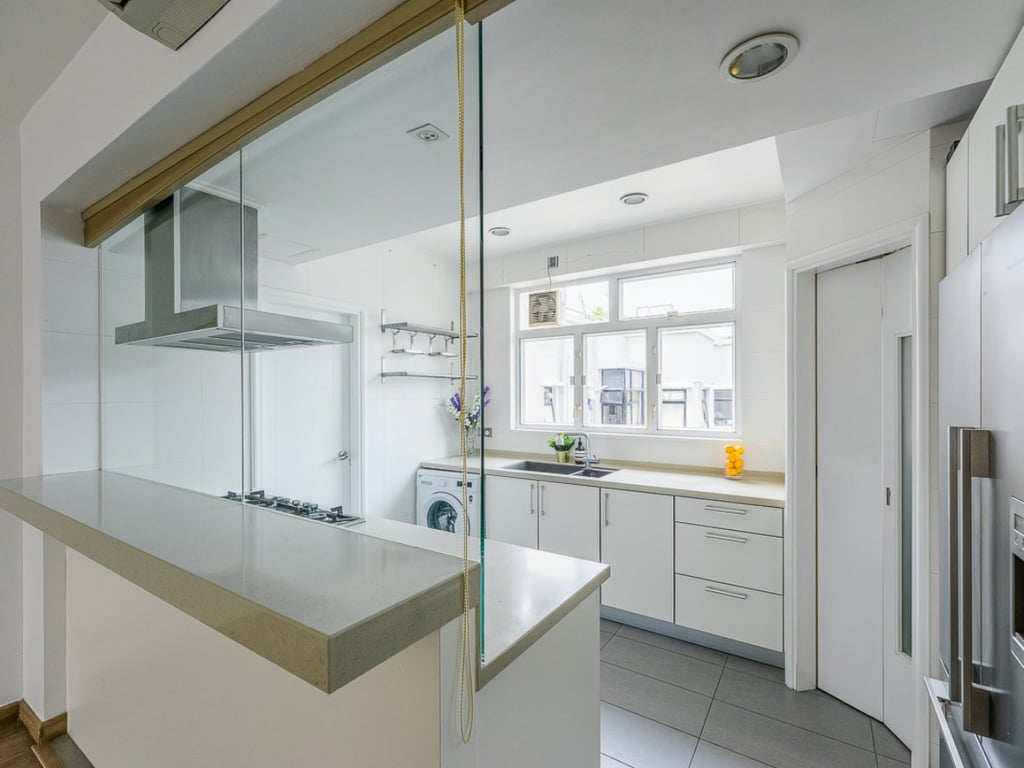 https://img.propertyraptor.com/cdn-cgi/imagedelivery/KD5bF_AFL0JDTbKLWF7z9g/ap8/ap8_001/hornet/prp/img/2550f26485b72717eb2c84da12779e88.jpg/public