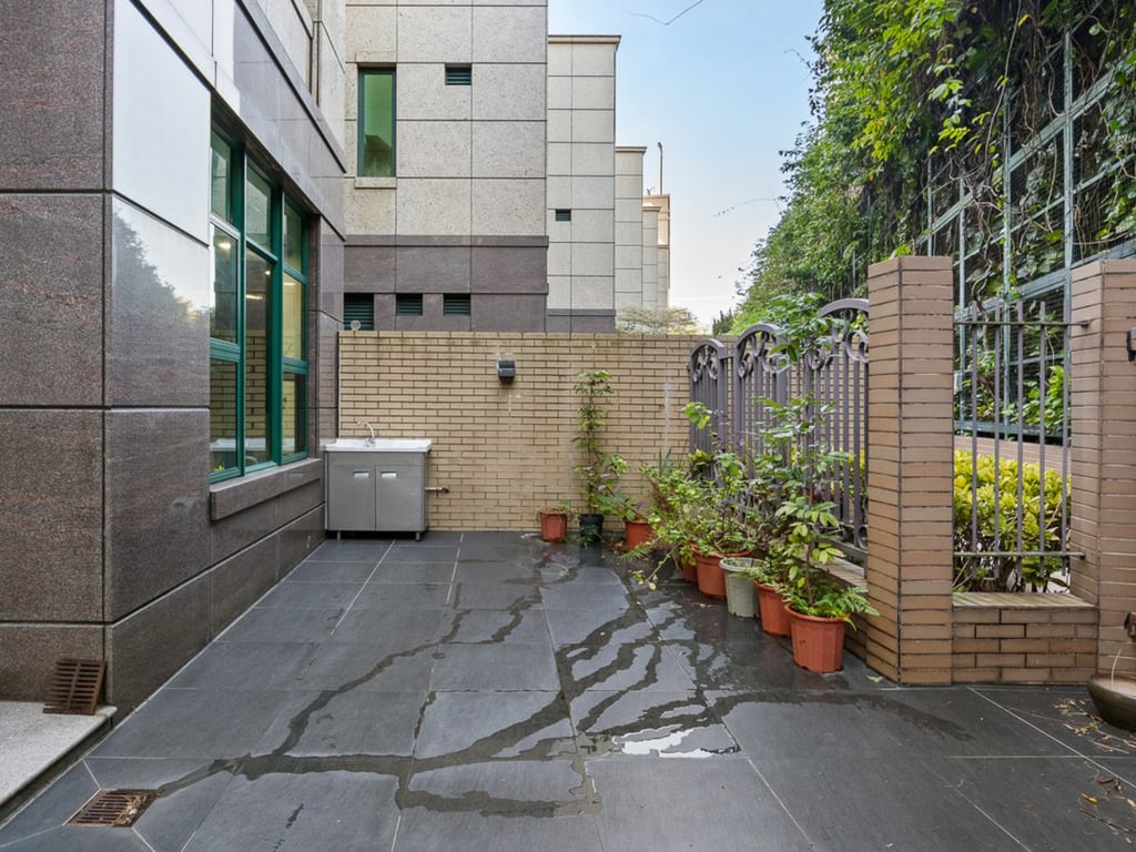 https://img.propertyraptor.com/cdn-cgi/imagedelivery/KD5bF_AFL0JDTbKLWF7z9g/ap8/ap8_001/hornet/prp/img/25923cb09cb941c9a9a6176093aeb589.jpg/public