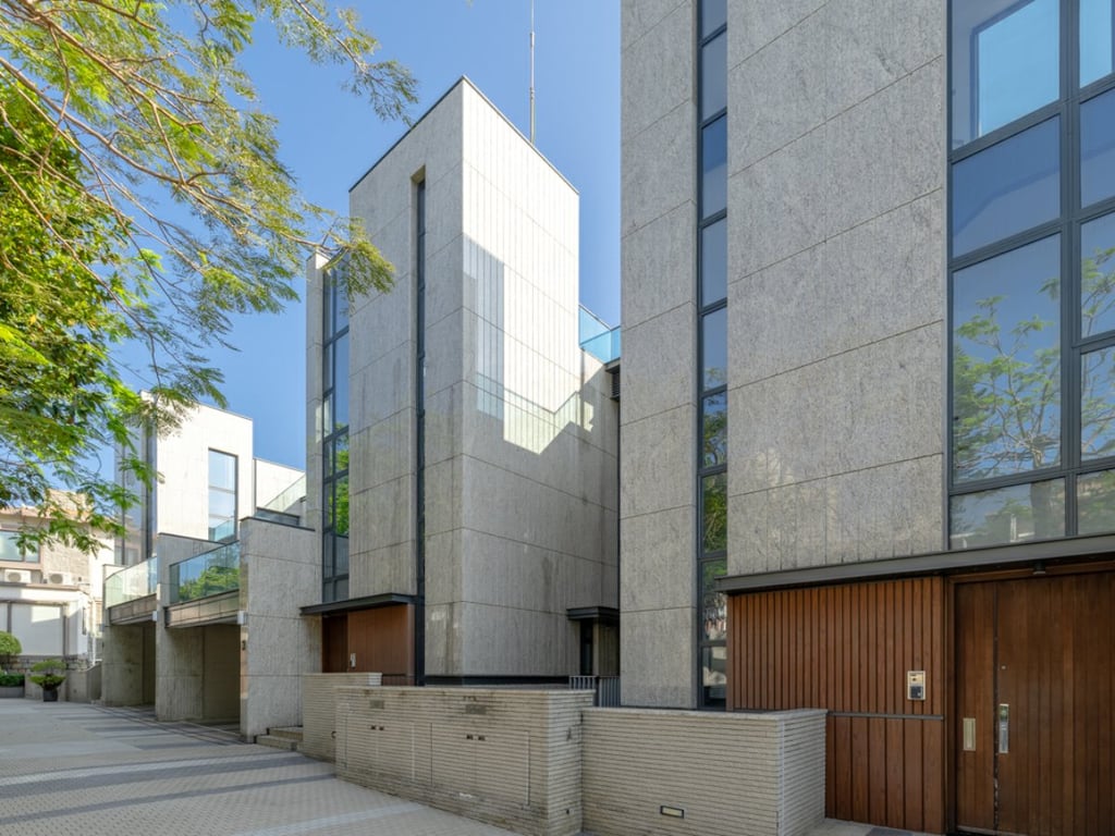 https://img.propertyraptor.com/cdn-cgi/imagedelivery/KD5bF_AFL0JDTbKLWF7z9g/ap8/ap8_001/hornet/prp/img/25fa6d20839a503b0be4368f409b2b05.jpg/public
