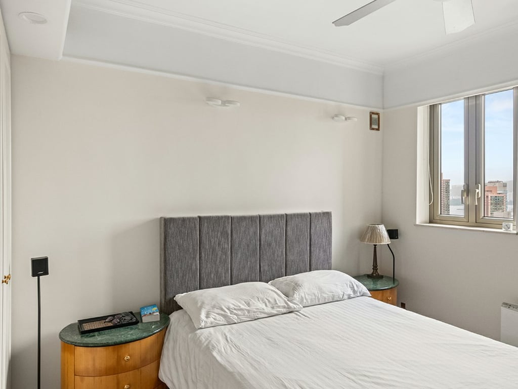 https://img.propertyraptor.com/cdn-cgi/imagedelivery/KD5bF_AFL0JDTbKLWF7z9g/ap8/ap8_001/hornet/prp/img/260a9000076c9f3e469cd7931851e943.jpg/public