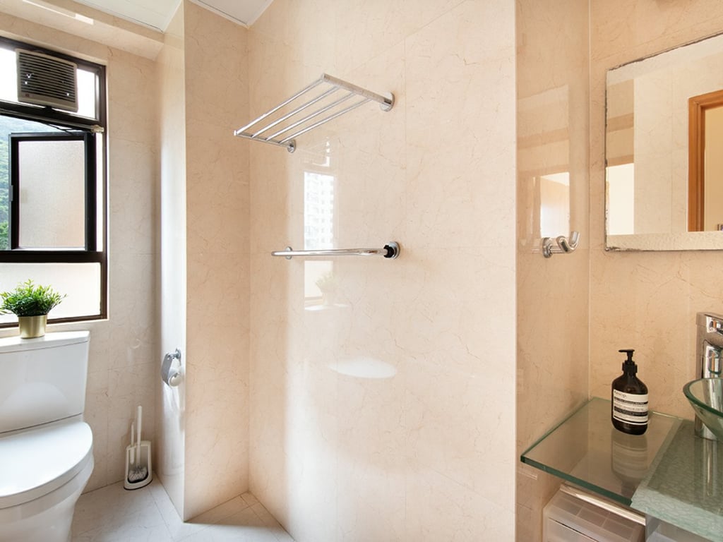 https://img.propertyraptor.com/cdn-cgi/imagedelivery/KD5bF_AFL0JDTbKLWF7z9g/ap8/ap8_001/hornet/prp/img/2641ec85badff280cc0dd1d99ac97f6e.jpg/public