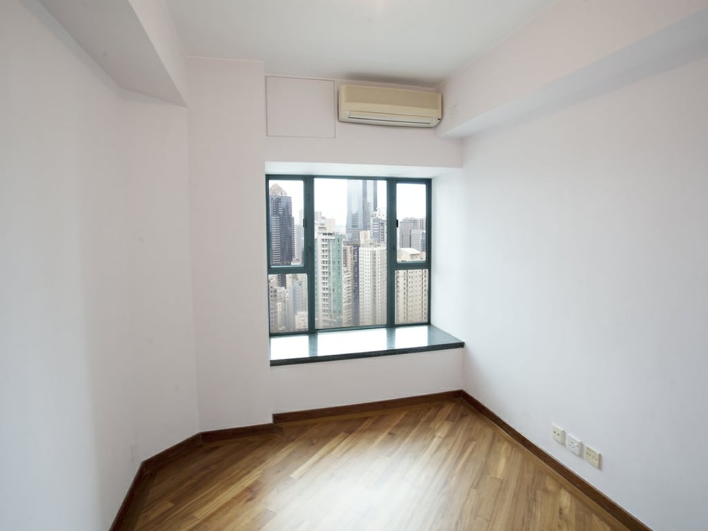 https://img.propertyraptor.com/cdn-cgi/imagedelivery/KD5bF_AFL0JDTbKLWF7z9g/ap8/ap8_001/hornet/prp/img/26c9ec6872c5ccd0ace9f2ce83237856.jpg/public