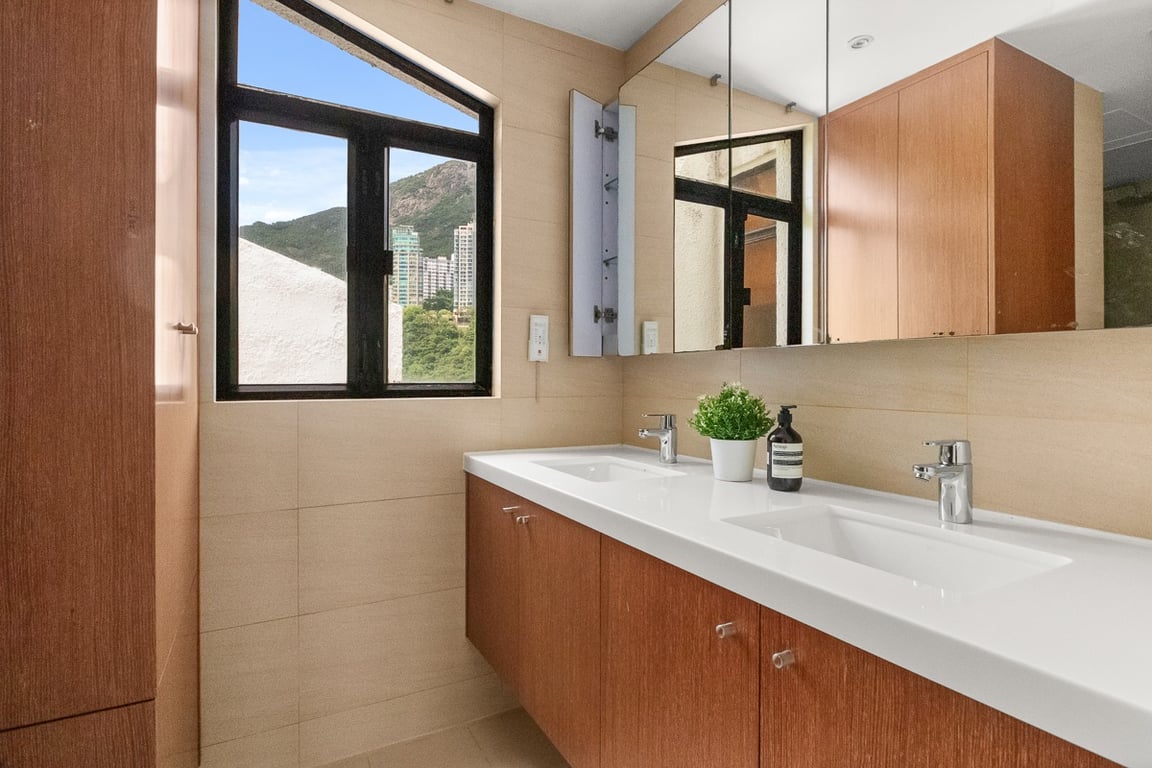https://img.propertyraptor.com/cdn-cgi/imagedelivery/KD5bF_AFL0JDTbKLWF7z9g/ap8/ap8_001/hornet/prp/img/26f6131ec0077be5bbfb91b47dede81e-wtm.jpg/public