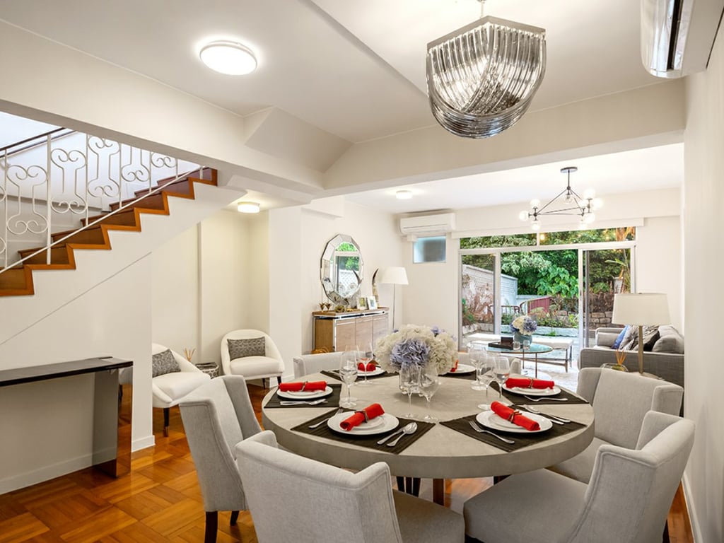 https://img.propertyraptor.com/cdn-cgi/imagedelivery/KD5bF_AFL0JDTbKLWF7z9g/ap8/ap8_001/hornet/prp/img/274130c3d25345e3367608ec57ff002b.jpg/public