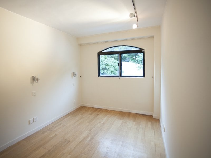 https://img.propertyraptor.com/cdn-cgi/imagedelivery/KD5bF_AFL0JDTbKLWF7z9g/ap8/ap8_001/hornet/prp/img/27b98faa24531f6628489b87b834c291.jpg/public