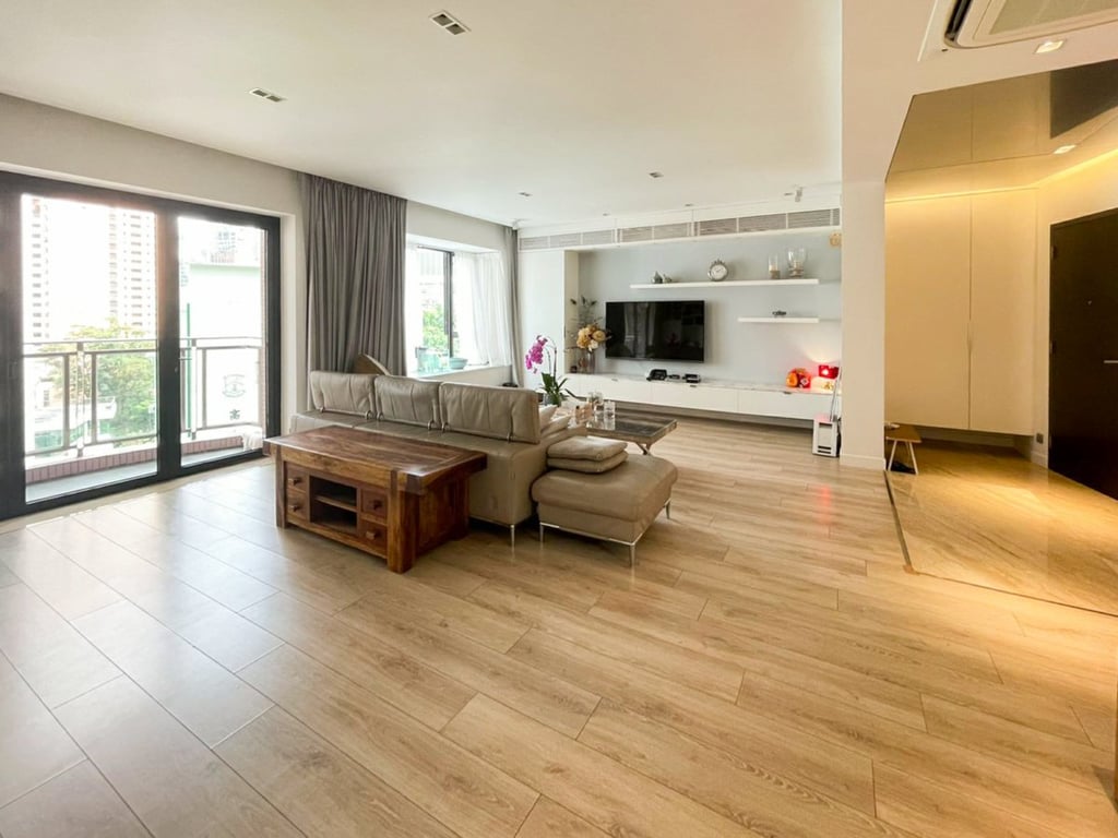 https://img.propertyraptor.com/cdn-cgi/imagedelivery/KD5bF_AFL0JDTbKLWF7z9g/ap8/ap8_001/hornet/prp/img/27df14671edff7e8bf23c29f4dd0bd8a.jpg/public
