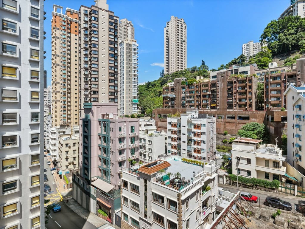 https://img.propertyraptor.com/cdn-cgi/imagedelivery/KD5bF_AFL0JDTbKLWF7z9g/ap8/ap8_001/hornet/prp/img/283f47474c9a103924d063dca0609cf5.jpg/public