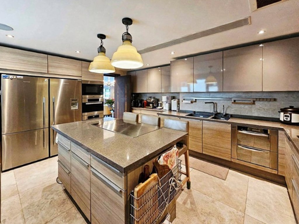 https://img.propertyraptor.com/cdn-cgi/imagedelivery/KD5bF_AFL0JDTbKLWF7z9g/ap8/ap8_001/hornet/prp/img/2842bc30220921c1f000e55f4c2bb2a9-wtm.jpg/public