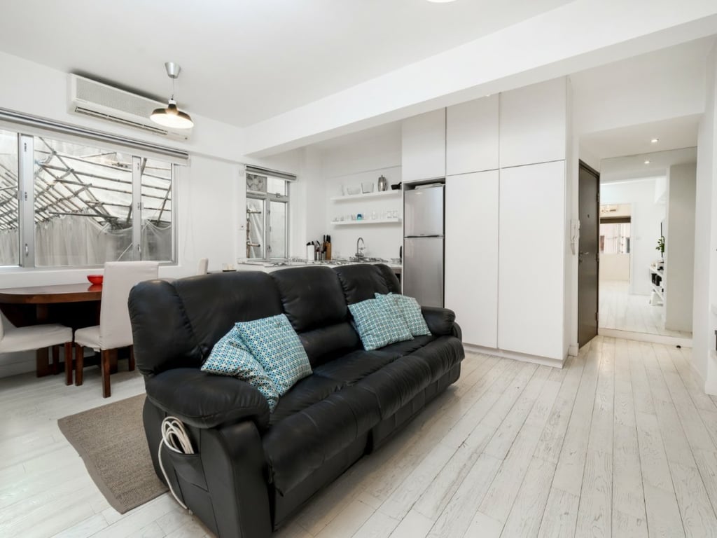 https://img.propertyraptor.com/cdn-cgi/imagedelivery/KD5bF_AFL0JDTbKLWF7z9g/ap8/ap8_001/hornet/prp/img/28511cb1812686bbba4a88bb867a16c5.jpg/public