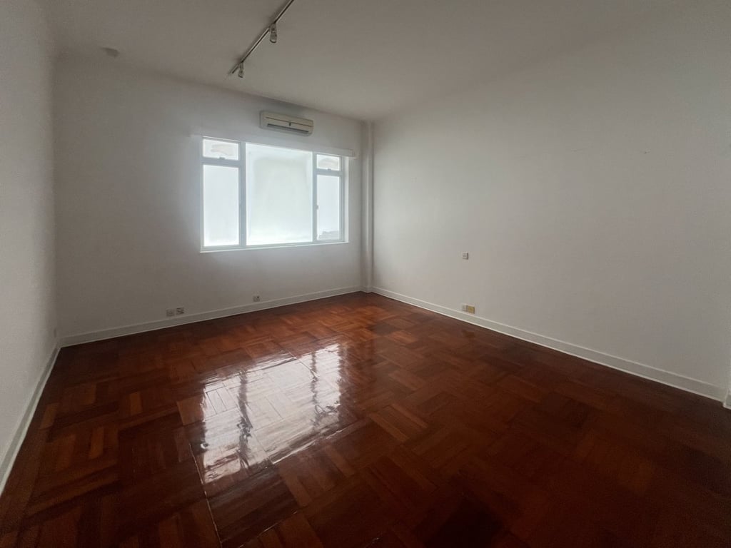 https://img.propertyraptor.com/cdn-cgi/imagedelivery/KD5bF_AFL0JDTbKLWF7z9g/ap8/ap8_001/hornet/prp/img/28a0373104e21c9f52b1fedb7e927a78.jpg/public
