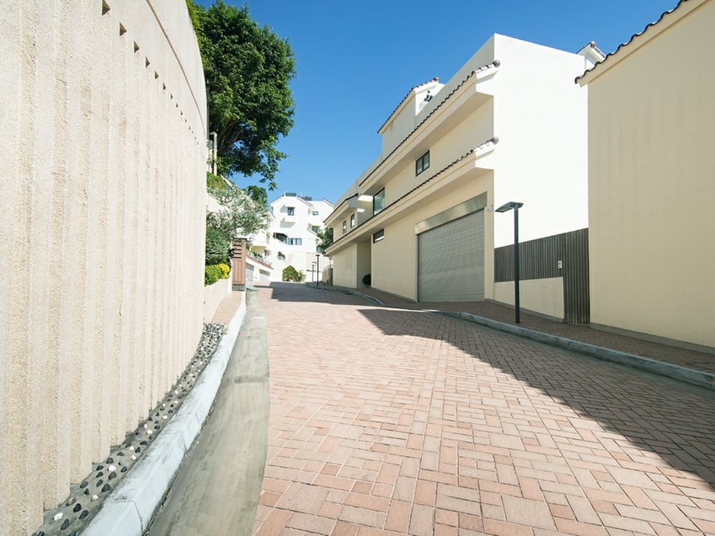 https://img.propertyraptor.com/cdn-cgi/imagedelivery/KD5bF_AFL0JDTbKLWF7z9g/ap8/ap8_001/hornet/prp/img/28b26057d096e3dac33fd0ad8b7abd68.jpg/public