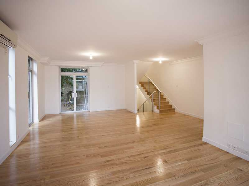 https://img.propertyraptor.com/cdn-cgi/imagedelivery/KD5bF_AFL0JDTbKLWF7z9g/ap8/ap8_001/hornet/prp/img/28c75740e42694b820a7b36bf99ef833.jpg/public