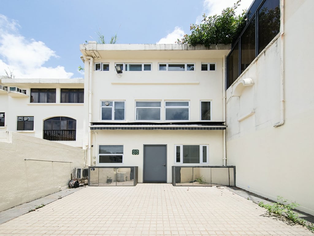 https://img.propertyraptor.com/cdn-cgi/imagedelivery/KD5bF_AFL0JDTbKLWF7z9g/ap8/ap8_001/hornet/prp/img/28d504bfb1d0f11783fa932128629a06.jpg/public