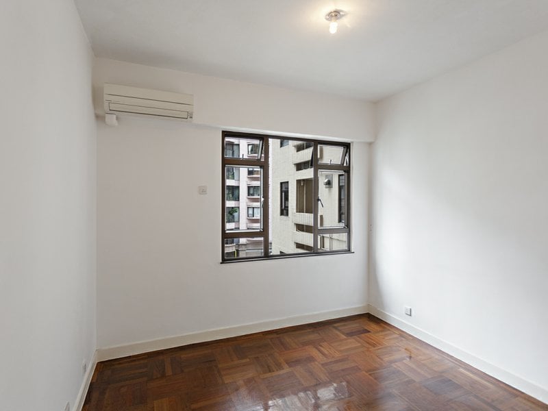 https://img.propertyraptor.com/cdn-cgi/imagedelivery/KD5bF_AFL0JDTbKLWF7z9g/ap8/ap8_001/hornet/prp/img/295f52ec41c71f4b254187117dbd9051.jpg/public