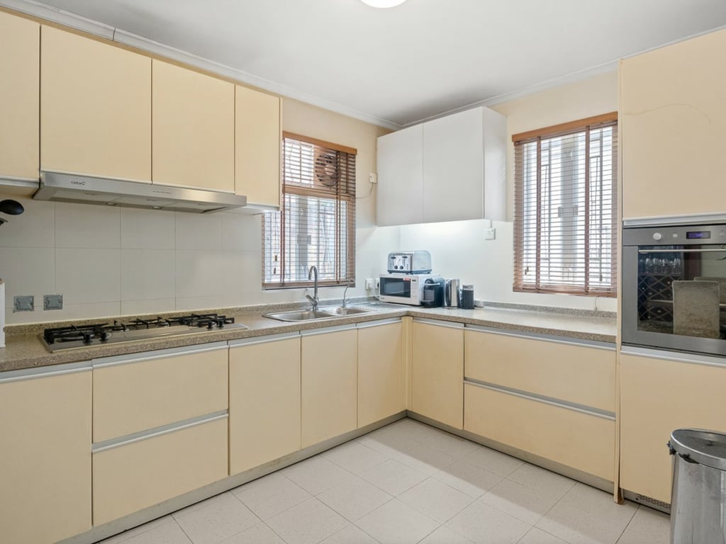 https://img.propertyraptor.com/cdn-cgi/imagedelivery/KD5bF_AFL0JDTbKLWF7z9g/ap8/ap8_001/hornet/prp/img/29acaa0931ab871bfb2ccee1bc9c4e39.jpg/public