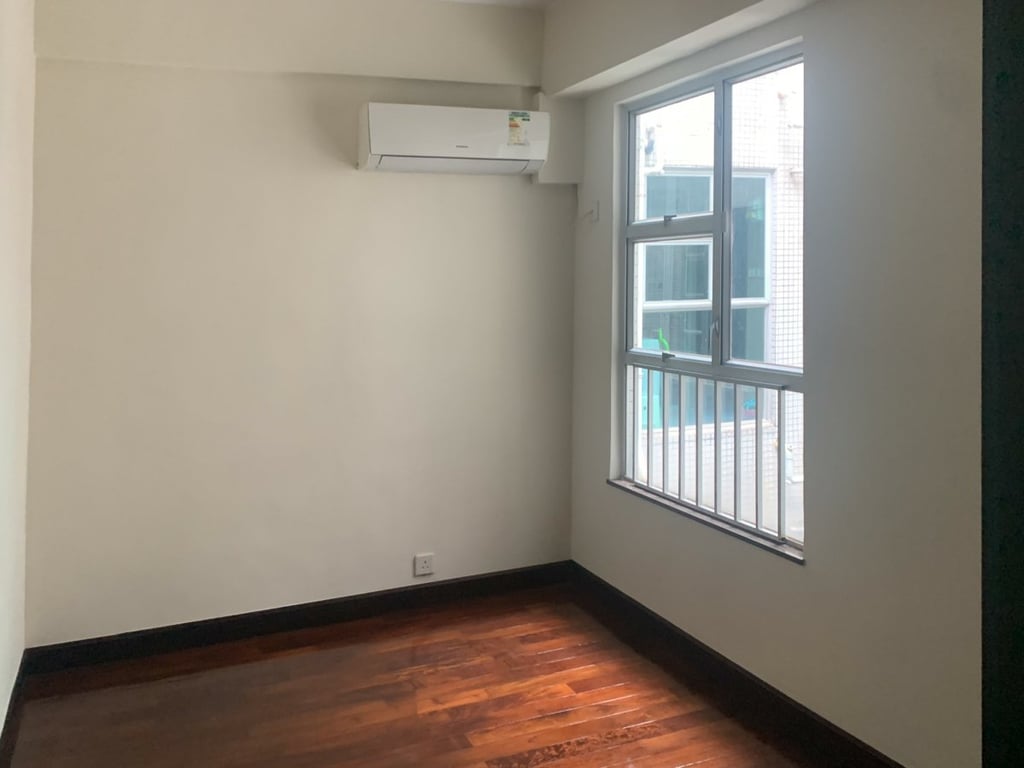 https://img.propertyraptor.com/cdn-cgi/imagedelivery/KD5bF_AFL0JDTbKLWF7z9g/ap8/ap8_001/hornet/prp/img/29b4c2ea09bdad5b9e4dd40b50189668.jpg/public