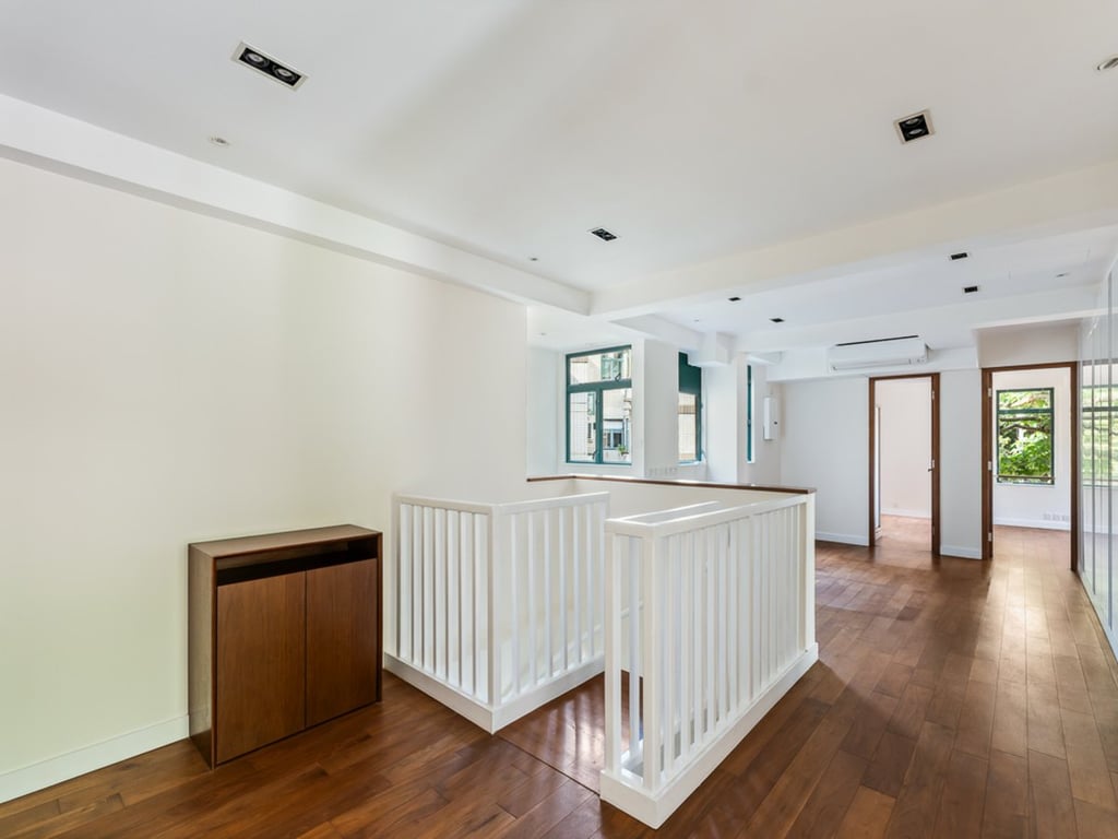 https://img.propertyraptor.com/cdn-cgi/imagedelivery/KD5bF_AFL0JDTbKLWF7z9g/ap8/ap8_001/hornet/prp/img/29feeff4abb256fdcac54252f369391b.jpg/public