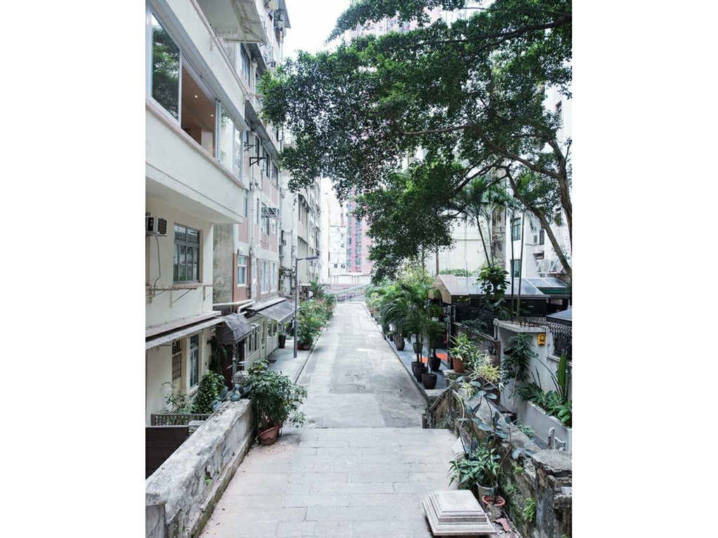 https://img.propertyraptor.com/cdn-cgi/imagedelivery/KD5bF_AFL0JDTbKLWF7z9g/ap8/ap8_001/hornet/prp/img/2a374b01b542a5d797b36554fb392bee.jpg/public
