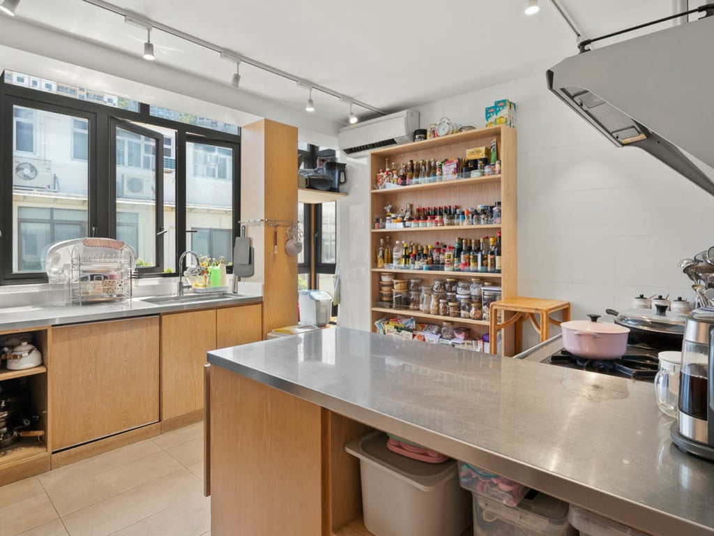https://img.propertyraptor.com/cdn-cgi/imagedelivery/KD5bF_AFL0JDTbKLWF7z9g/ap8/ap8_001/hornet/prp/img/2a5e894f44bc50eded430f36f6aba0da.jpg/public