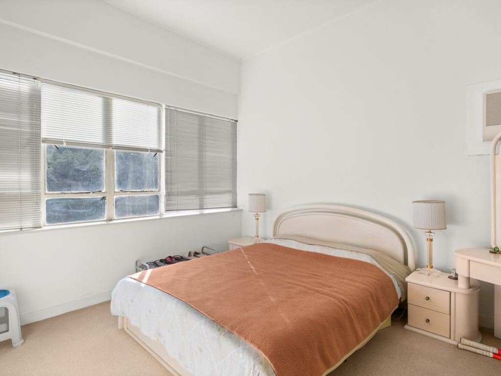 https://img.propertyraptor.com/cdn-cgi/imagedelivery/KD5bF_AFL0JDTbKLWF7z9g/ap8/ap8_001/hornet/prp/img/2b044cc74a399fc1b72de5ba980efb8b.jpg/public