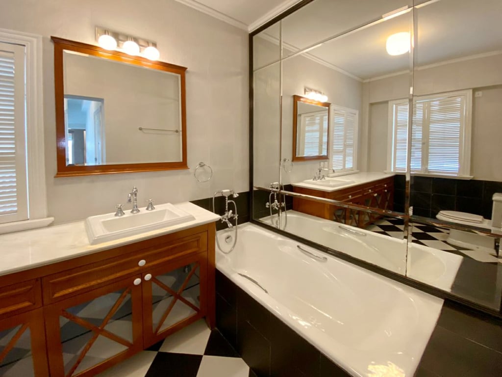 https://img.propertyraptor.com/cdn-cgi/imagedelivery/KD5bF_AFL0JDTbKLWF7z9g/ap8/ap8_001/hornet/prp/img/2b3e75aa8ddb18a7900963328e86d7d2.jpg/public