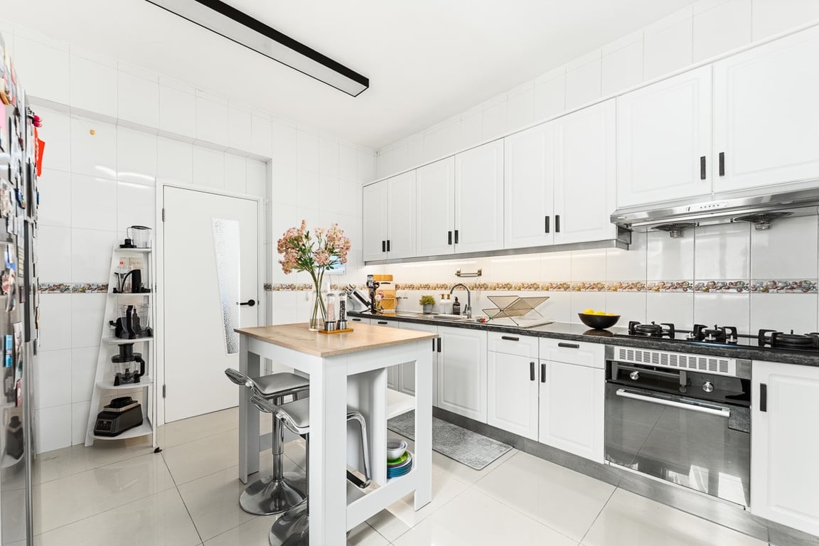 https://img.propertyraptor.com/cdn-cgi/imagedelivery/KD5bF_AFL0JDTbKLWF7z9g/ap8/ap8_001/hornet/prp/img/2b5c5a618d9480f00d3e8e585b52ec0f-wtm.jpg/public