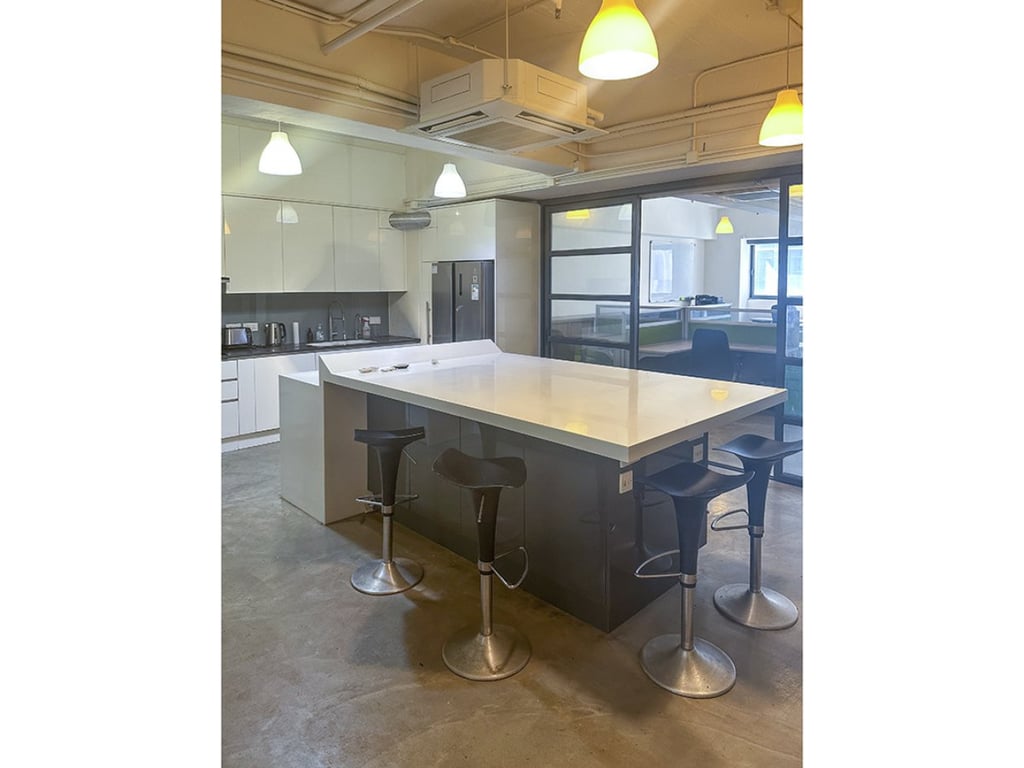 https://img.propertyraptor.com/cdn-cgi/imagedelivery/KD5bF_AFL0JDTbKLWF7z9g/ap8/ap8_001/hornet/prp/img/2bb927fad221d4105296e2a252f19c01.jpg/public