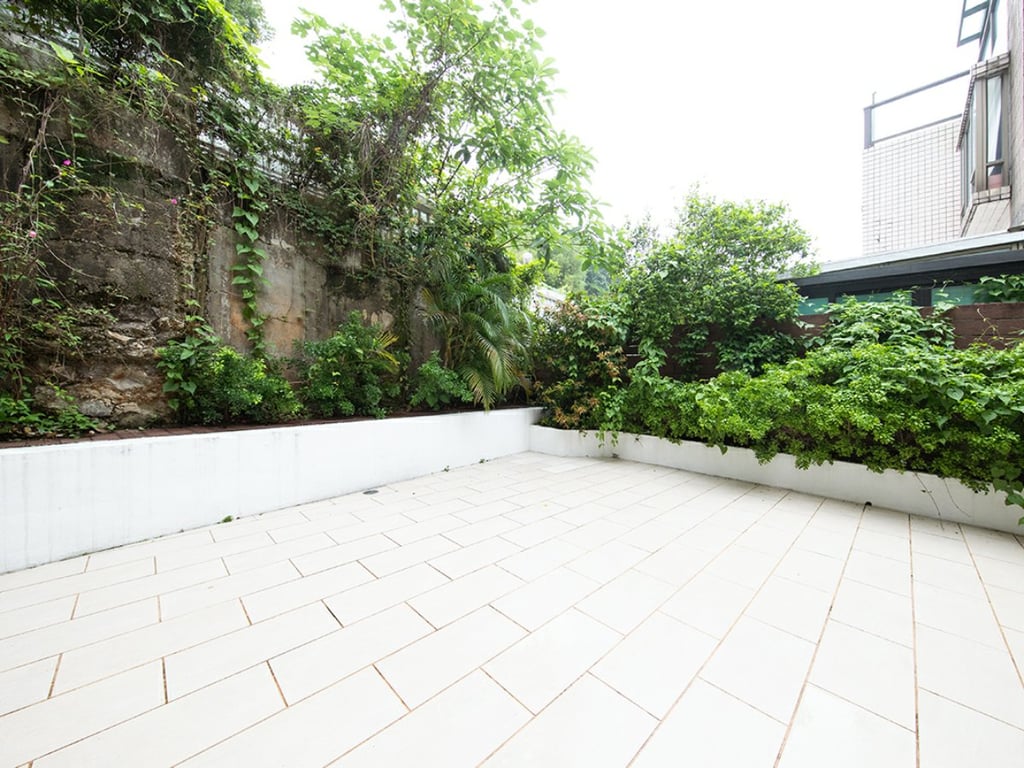 https://img.propertyraptor.com/cdn-cgi/imagedelivery/KD5bF_AFL0JDTbKLWF7z9g/ap8/ap8_001/hornet/prp/img/2bba30d5e078d83aa96e86eb0c1d5ecb.jpg/public