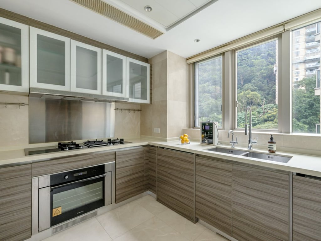 https://img.propertyraptor.com/cdn-cgi/imagedelivery/KD5bF_AFL0JDTbKLWF7z9g/ap8/ap8_001/hornet/prp/img/2cb71d5e934bc5e5b5d60fc0dd09cf95.jpg/public