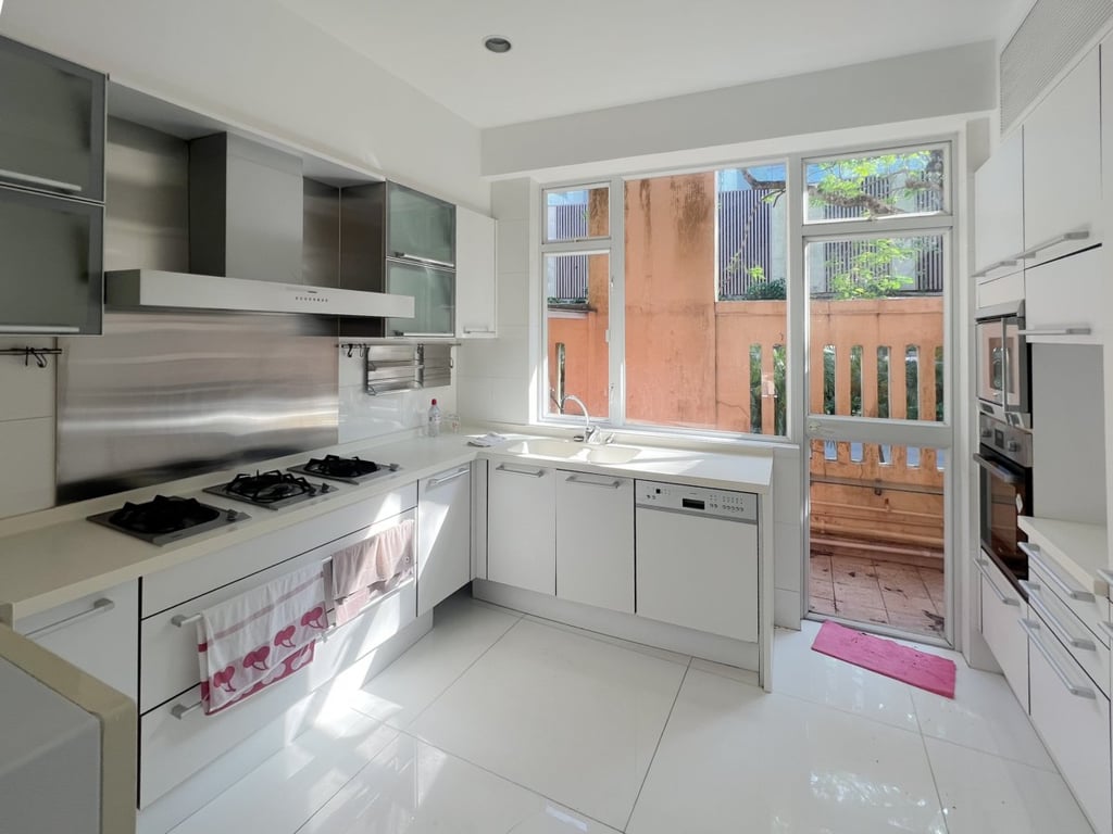 https://img.propertyraptor.com/cdn-cgi/imagedelivery/KD5bF_AFL0JDTbKLWF7z9g/ap8/ap8_001/hornet/prp/img/2d4472c6ec43f5d4dd21c51f51a39e56.jpg/public