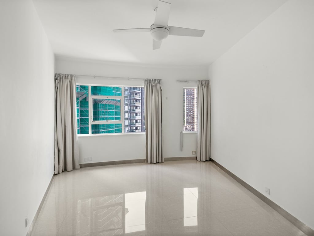 https://img.propertyraptor.com/cdn-cgi/imagedelivery/KD5bF_AFL0JDTbKLWF7z9g/ap8/ap8_001/hornet/prp/img/2dbe7ba242482ac315c308581ba40397.jpg/public