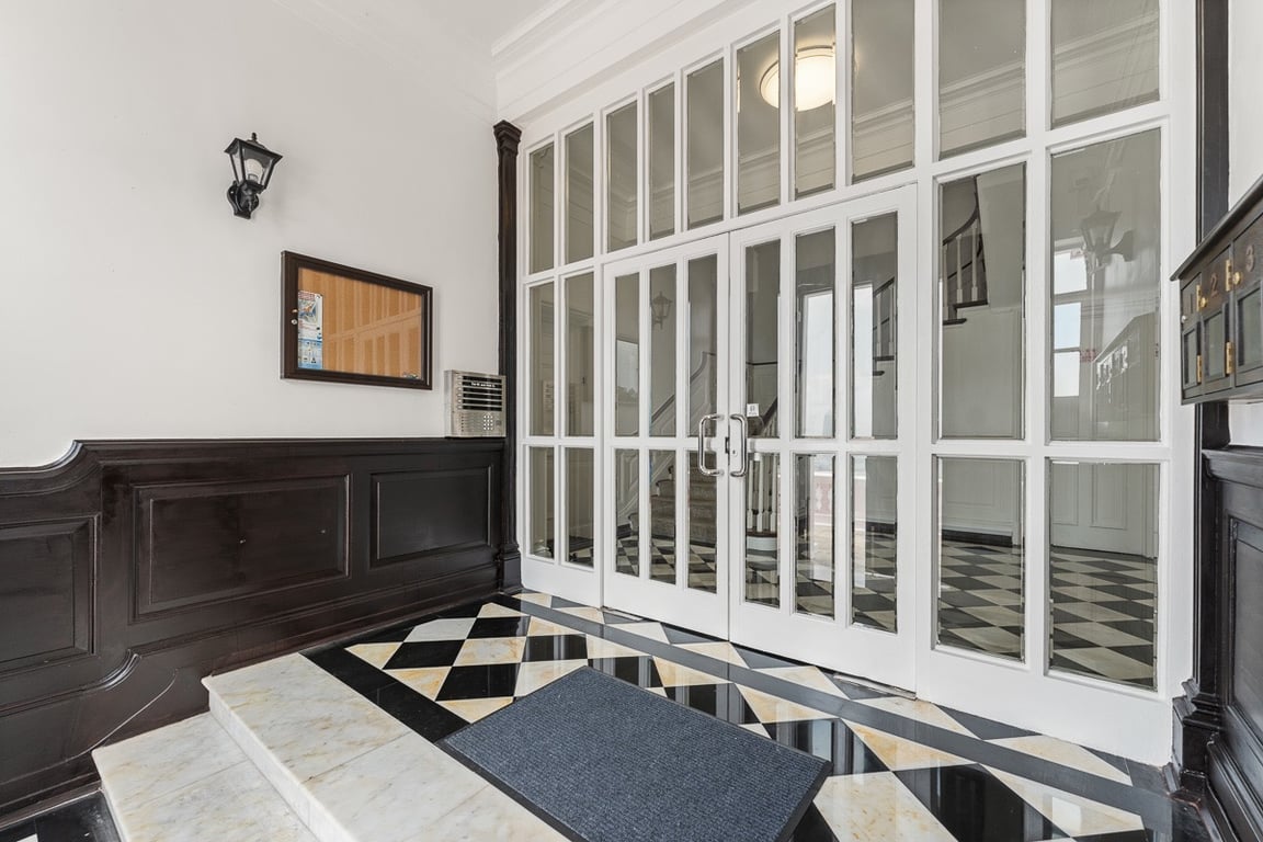 https://img.propertyraptor.com/cdn-cgi/imagedelivery/KD5bF_AFL0JDTbKLWF7z9g/ap8/ap8_001/hornet/prp/img/2dd1bdb6ce5e1c7005bd3ebafb74eb3b-wtm.jpg/public