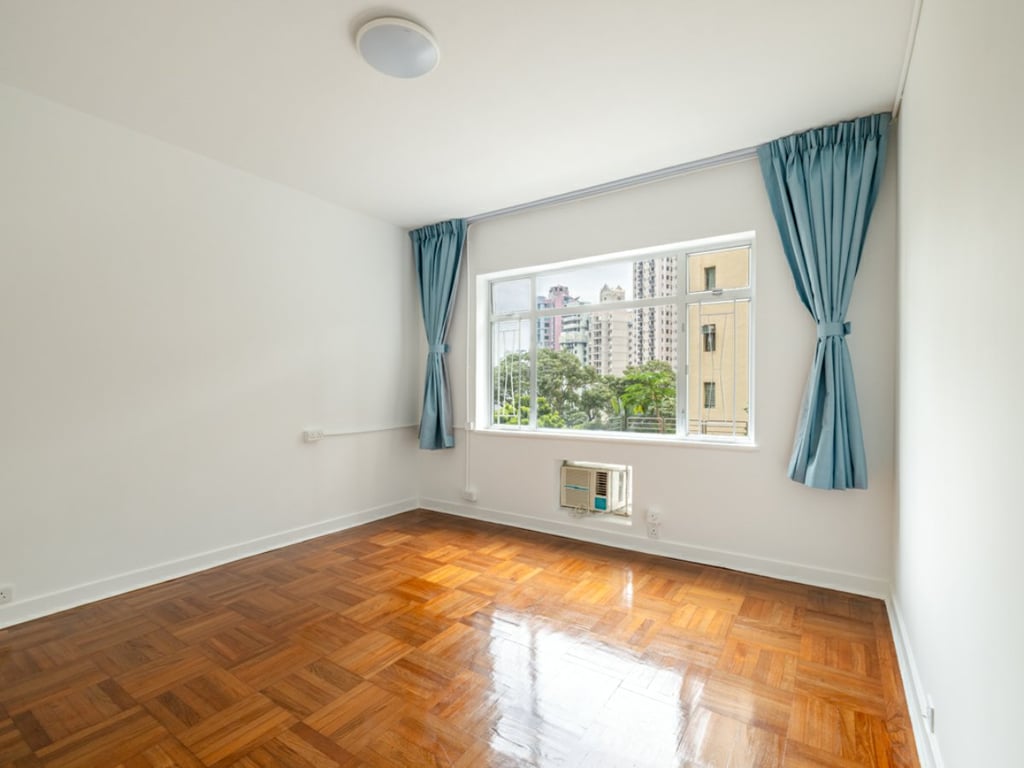 https://img.propertyraptor.com/cdn-cgi/imagedelivery/KD5bF_AFL0JDTbKLWF7z9g/ap8/ap8_001/hornet/prp/img/2ddd158d7d8574915e1b1e983c3133c4.jpg/public
