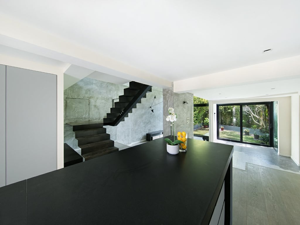 https://img.propertyraptor.com/cdn-cgi/imagedelivery/KD5bF_AFL0JDTbKLWF7z9g/ap8/ap8_001/hornet/prp/img/2ddefcd286e13b1eb7de0f80dec47134.jpg/public