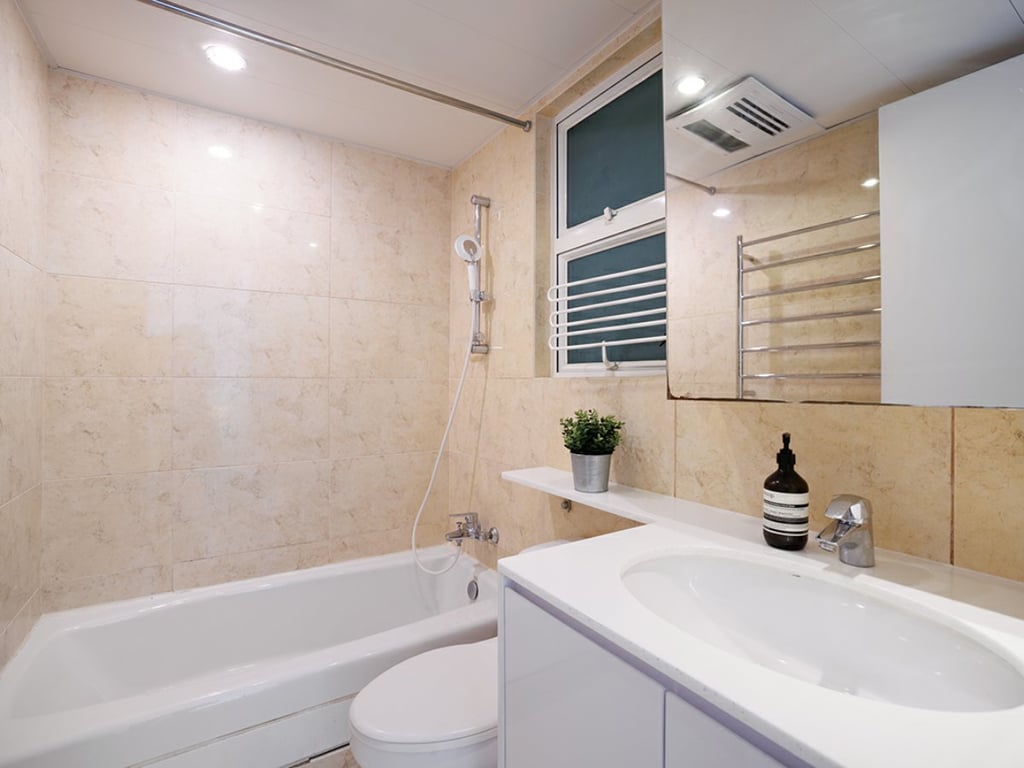 https://img.propertyraptor.com/cdn-cgi/imagedelivery/KD5bF_AFL0JDTbKLWF7z9g/ap8/ap8_001/hornet/prp/img/2de53d1612be5a28b2d20c871dc0c0a9.jpg/public